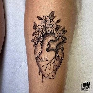 tatuaje_pierna_corazon_flores_logiabarcelona_laia_desole